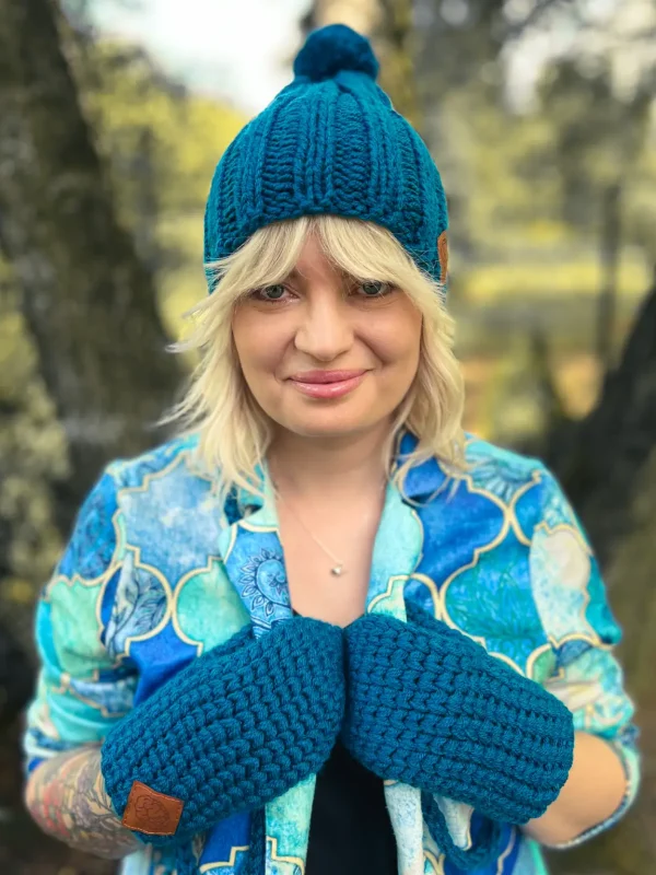 dziergana niebieska czapka z pomponem