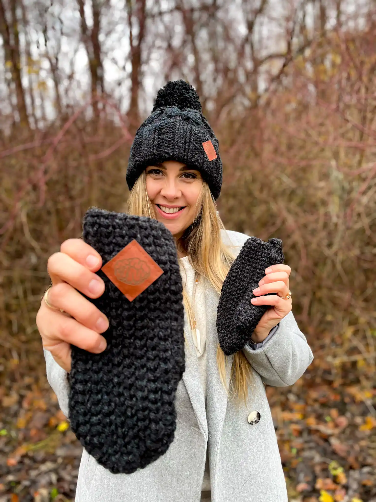 Rękawiczki handmade ze sznureczkiem ,,Perłowy czarny" 143 dziergane rekawiczki jednopalczaste