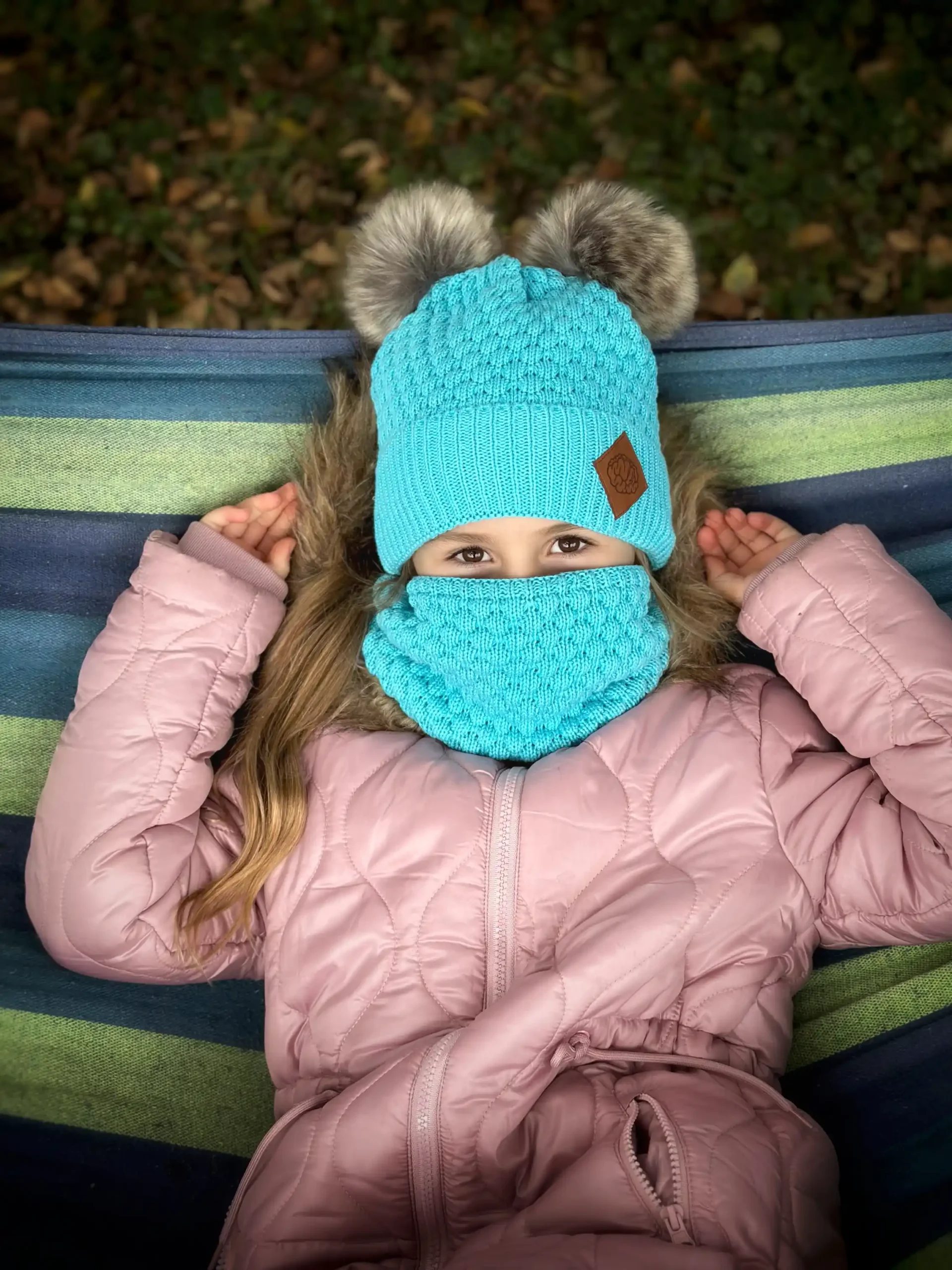 Bawełniana czapka dla dziecka z dwoma pomponami "Turkus" - BEZ KOMINA W ZESTAWIE 43 glowne Bawelniana czapka dziecieca na zime scaled 1