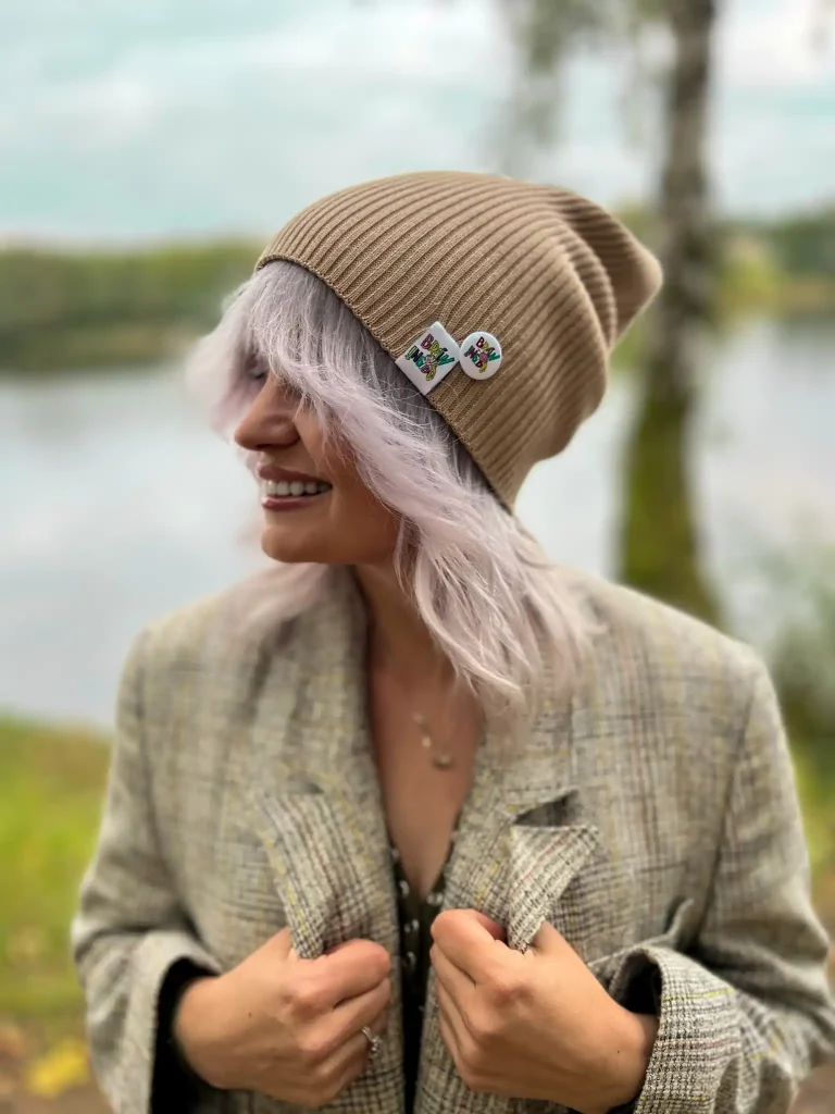 jasna czapka bawelniana slouchy