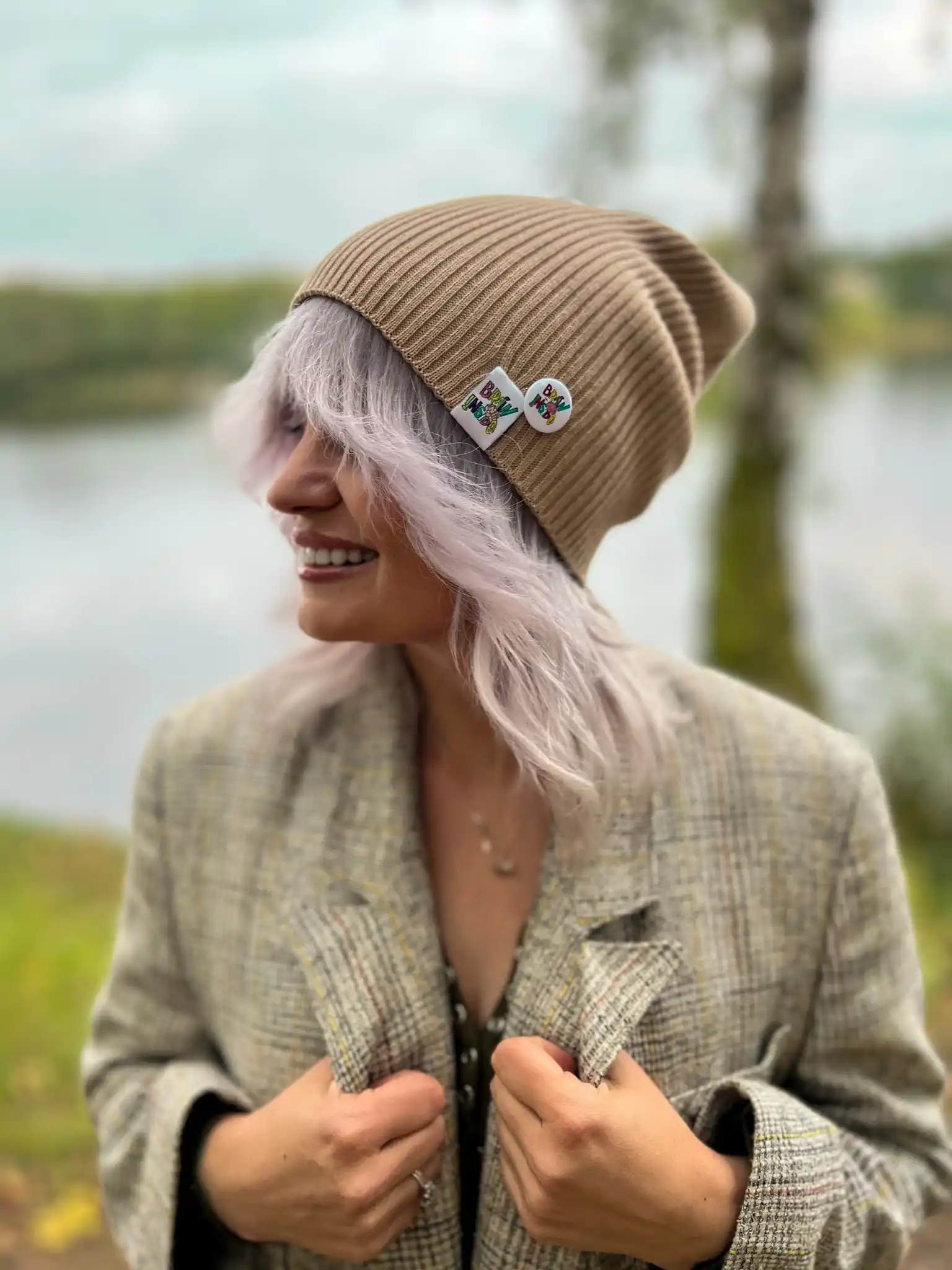 Luźna czapka z bawełny logo kolorowe "Beżowa" 23 jasna czapka bawelniana slouchy
