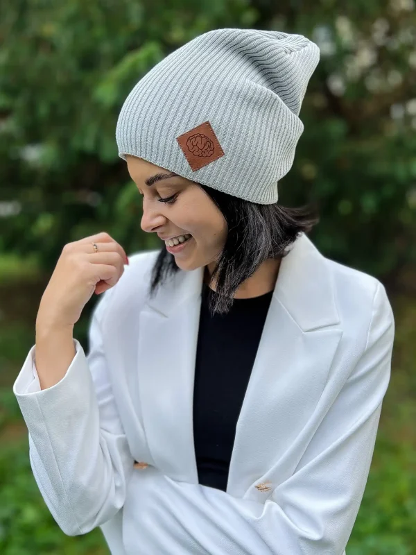 jasna czapka damska typu slouchy