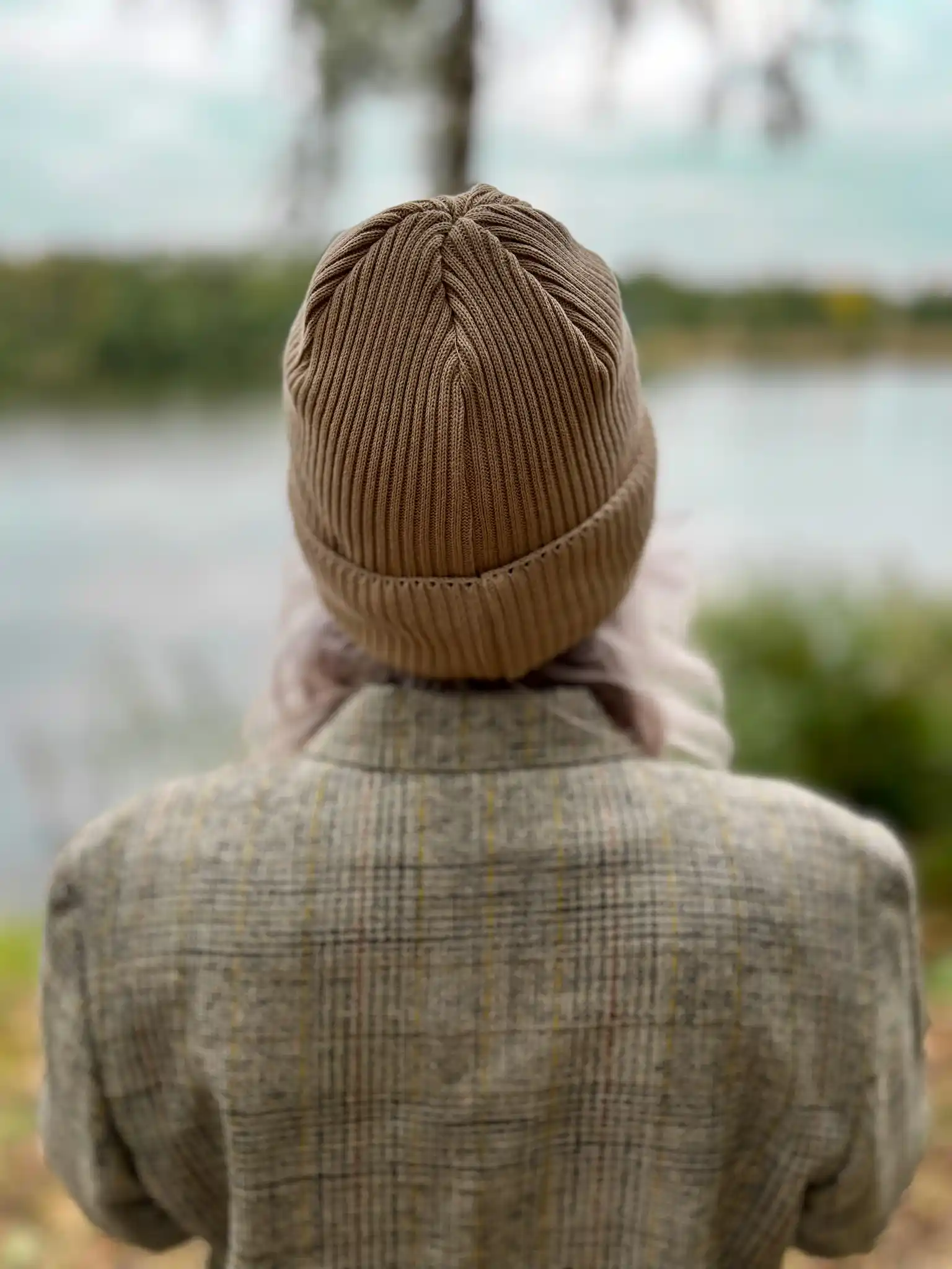 Luźna czapka z bawełny logo kolorowe "Beżowa" 24 jesienna bawelniana czapka beanie