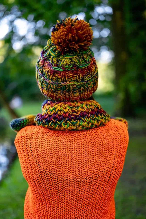 Mały komin MERINO 100% "Kolory" 17 kolorowa czapka merino z duzym pomponem 1