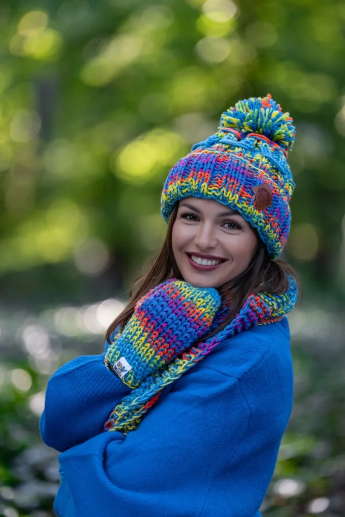 kolorowa czapka z duzym pomponem merino