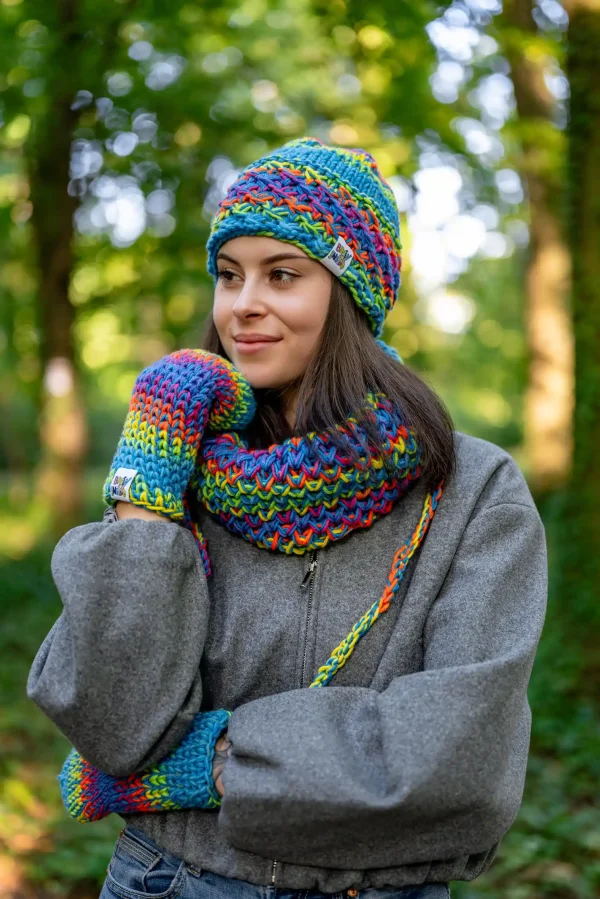 Czapka MERINO 50% ,,Tęcza błękit" HOPE 10 kolorowa czapka z polarem