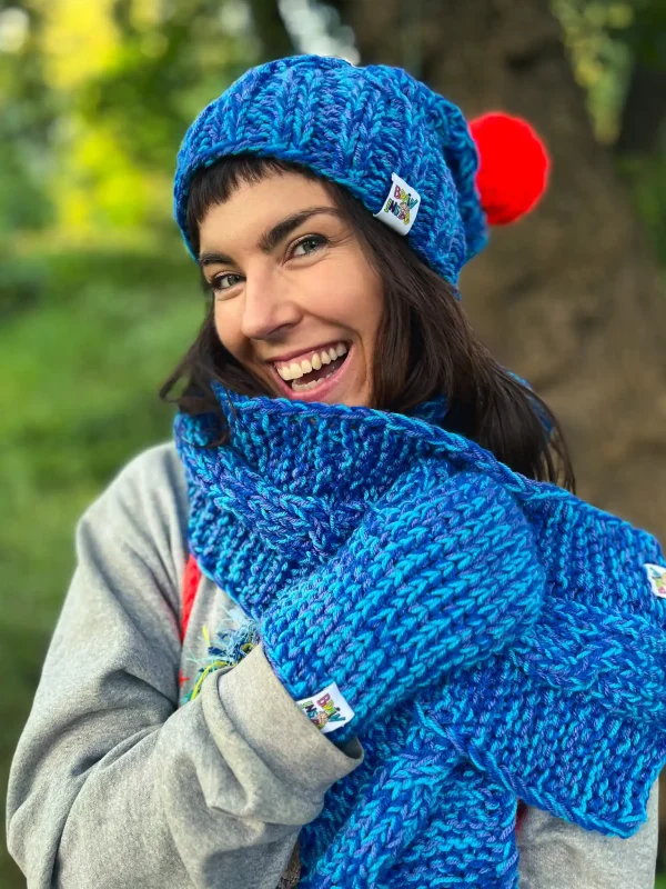 kolorowa czapka z pomponem