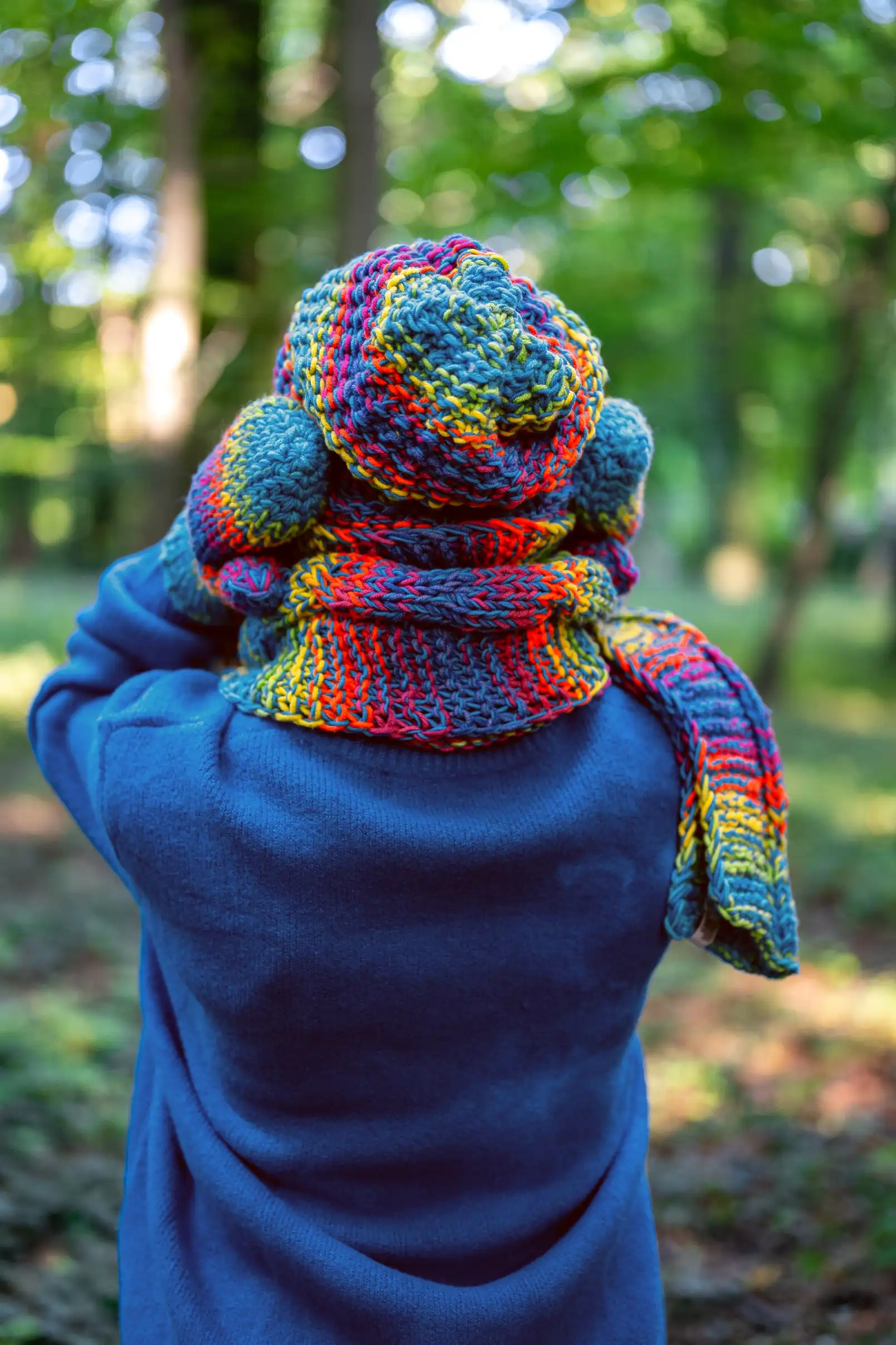 Czapka MERINO 50% ,,Tęcza błękit" NEVERLAND 213 kolorowa damska czapka z polarem