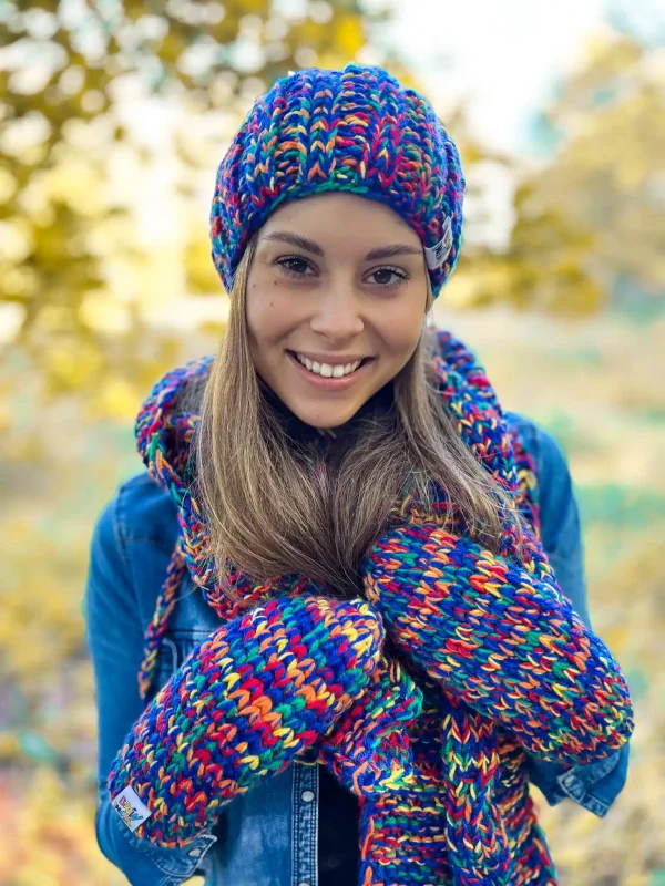 Czapka apres ski ENDORFINA ,,Pokojowe granaty" 8 kolorowa dluga czapka z pomponem