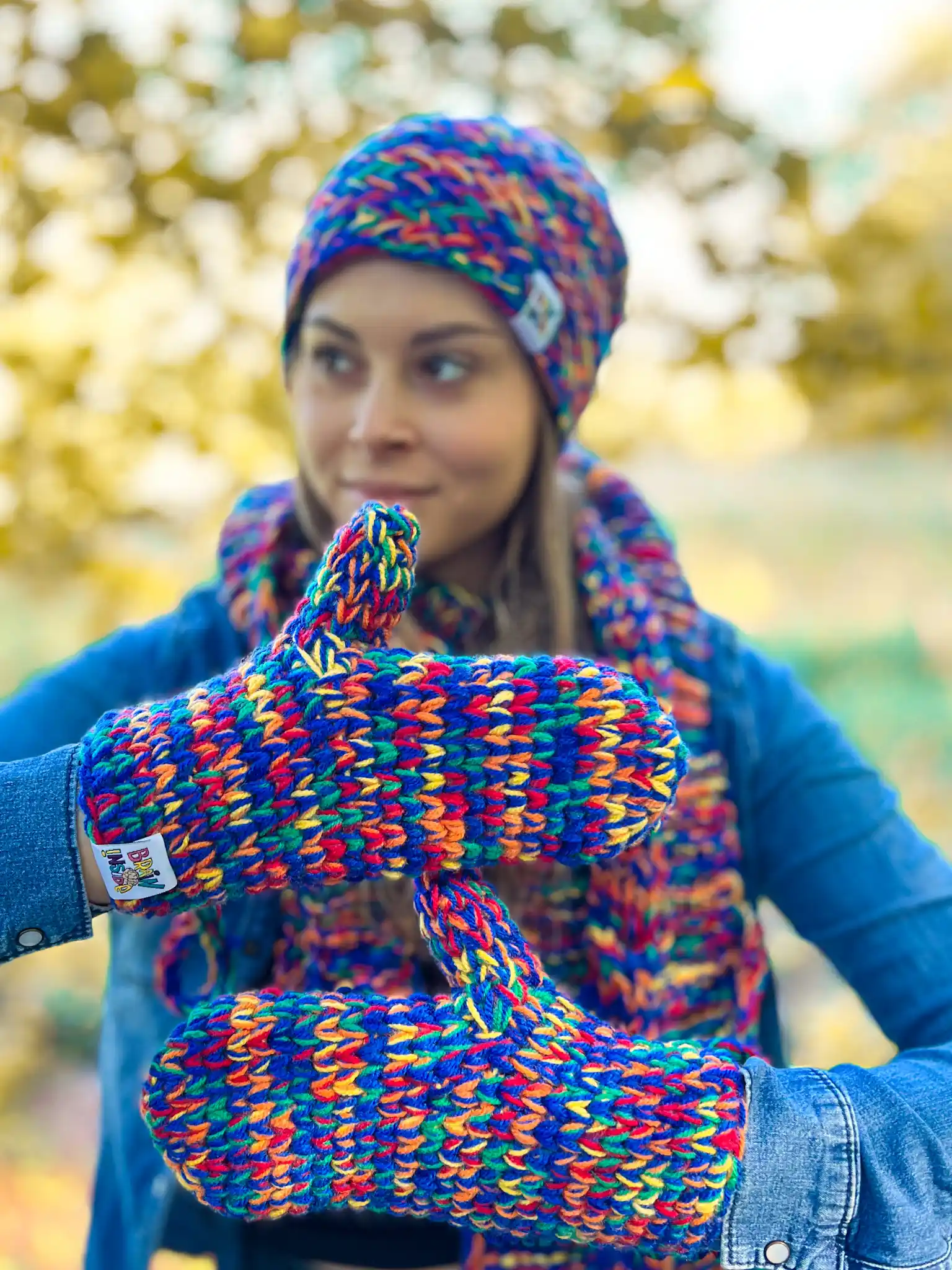 Rękawiczki handmade ze sznureczkiem ,,Pokojowe granaty" 205 kolorowe rekawiczki robione na drutach
