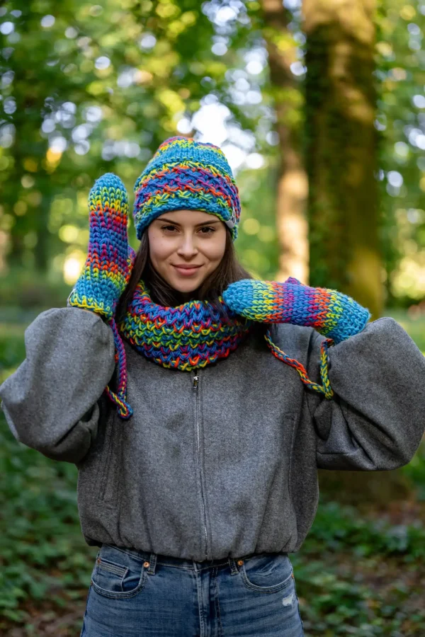Czapka MERINO 50% ,,Tęcza błękit" HOPE 8 kolorowy komplet na zime