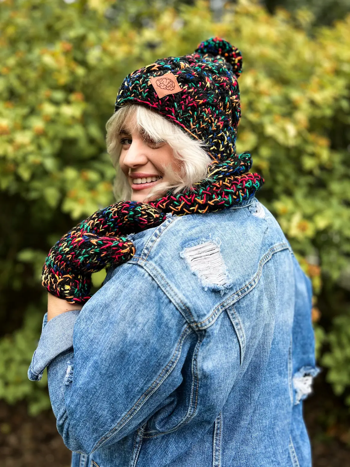 Krótka czapka zimowa HAPPY ,,Czarne czerwienie" 40 komin merino