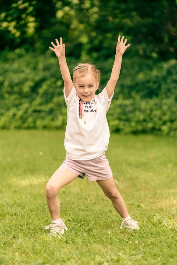 Koszulka dla dziecka biała "Bron to: eat play trouble" 10 koszulka dziecieca z napisem 1