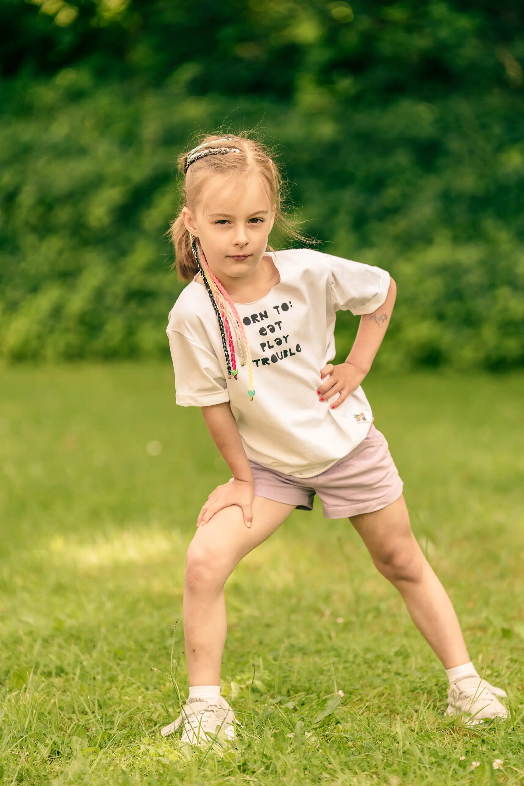 Koszulka dla dziecka biała "Bron to: eat play trouble" 117 koszulka na urodziny dziecka z napisem