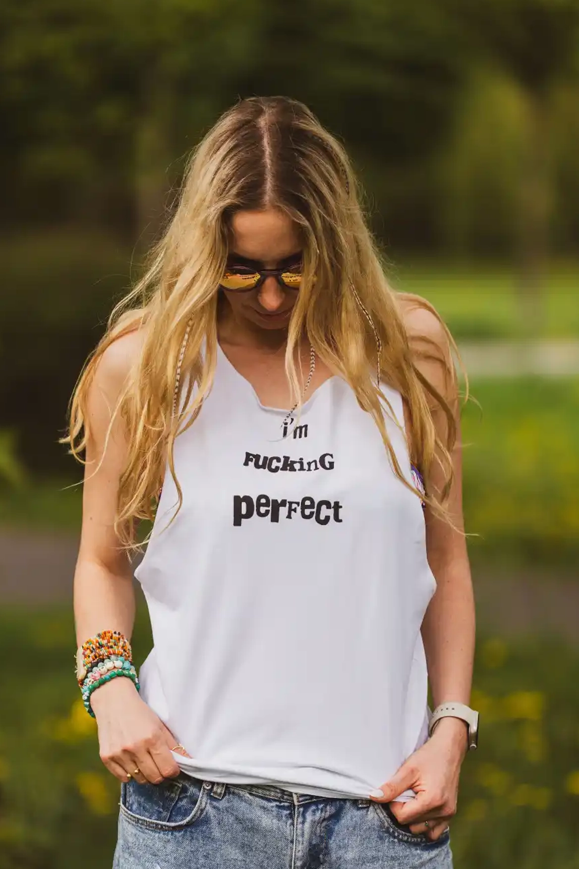 Biały tank top z napisem I'm fucking perfect 100 koszulka z przekazem