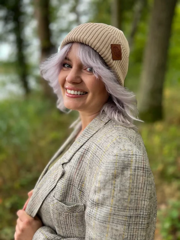 Bawełniana czapka beanie logo ekoskórka "Beżowa" 7 krotka bezowa czapka jesienna