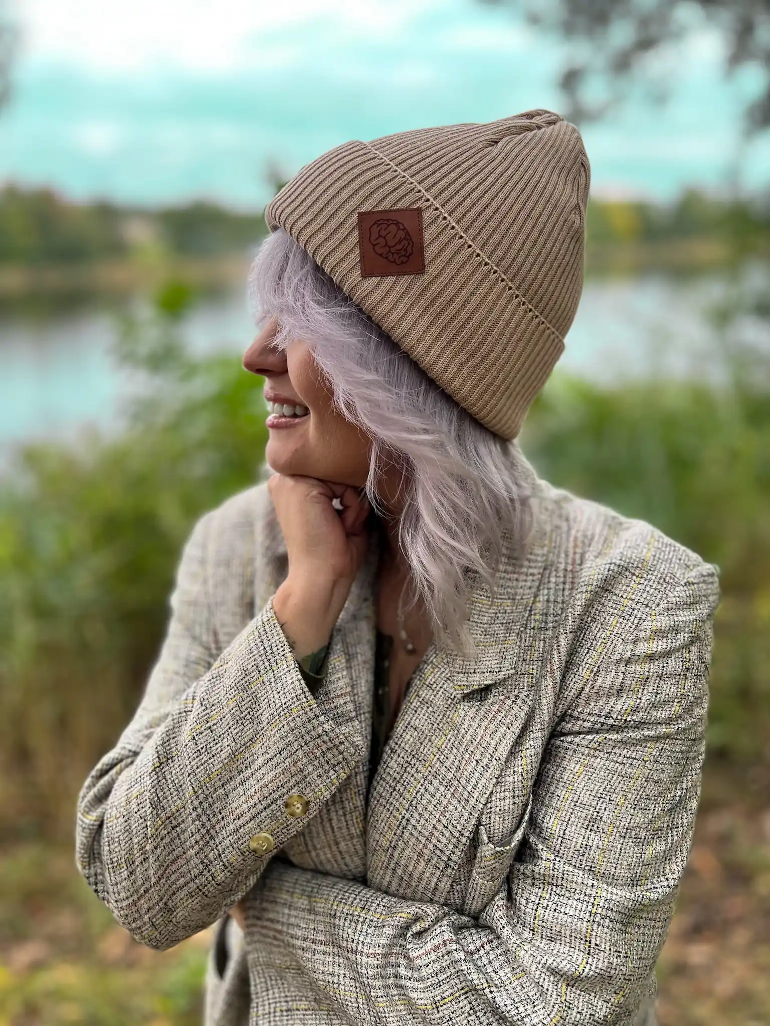 Bawełniana czapka beanie logo ekoskórka "Beżowa" 18 krotka bezowa czapka na narty