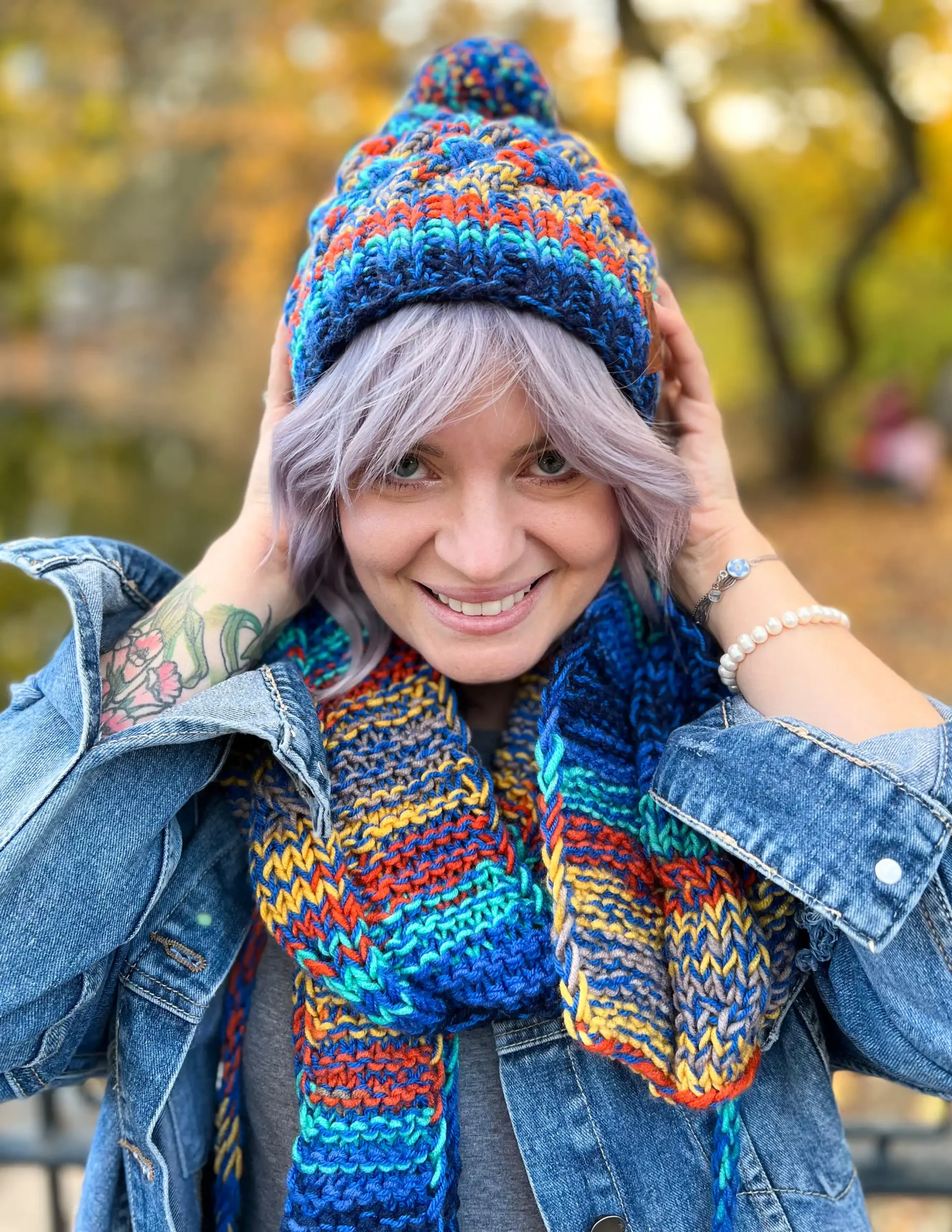 Modna czapka zimowa HAPPY ,,Górski potok" 28 krotka czapka handmade z pomponem scaled 1