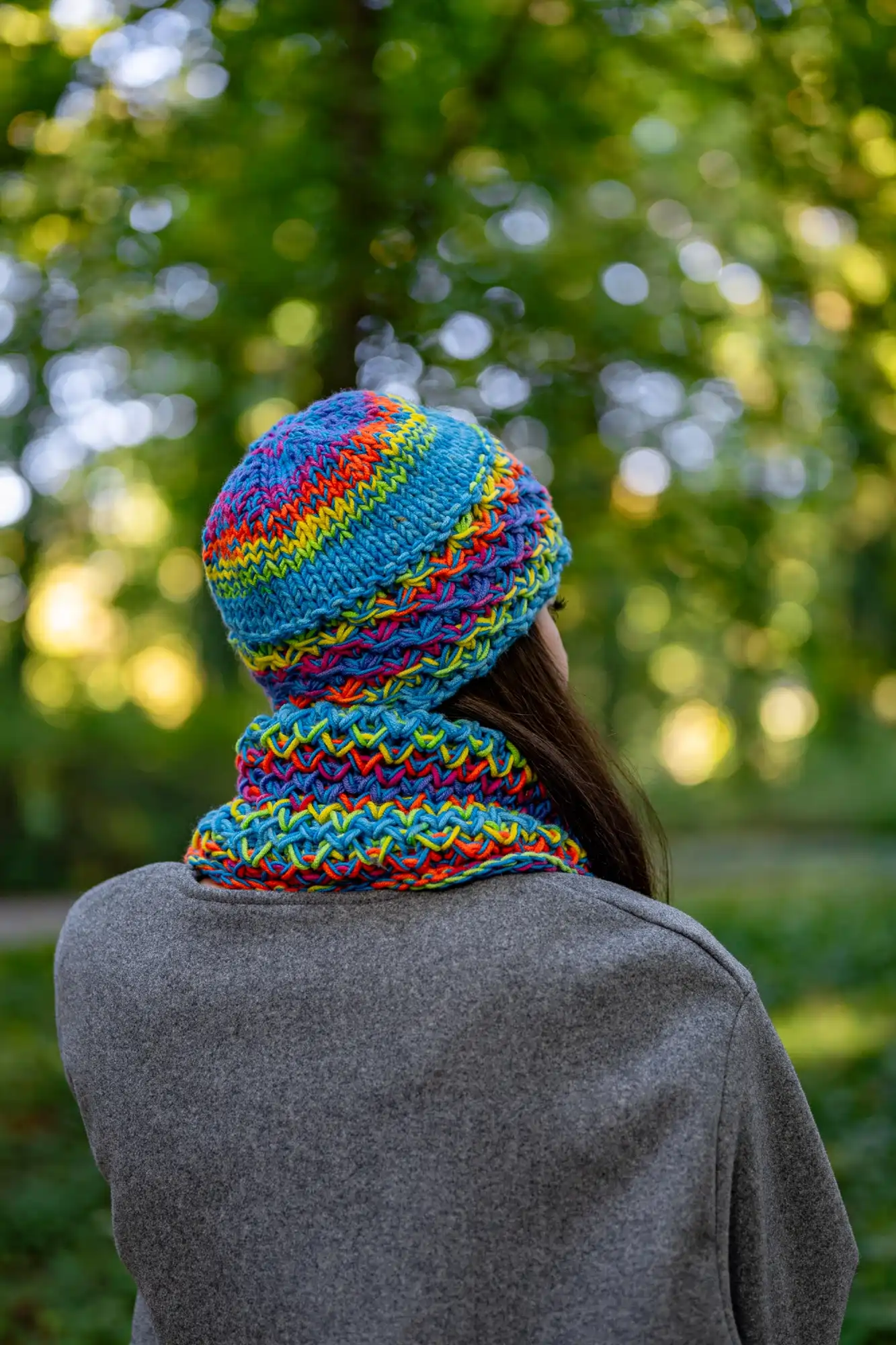 Czapka MERINO 50% ,,Tęcza błękit" HOPE 161 krotka kolorowa czapka