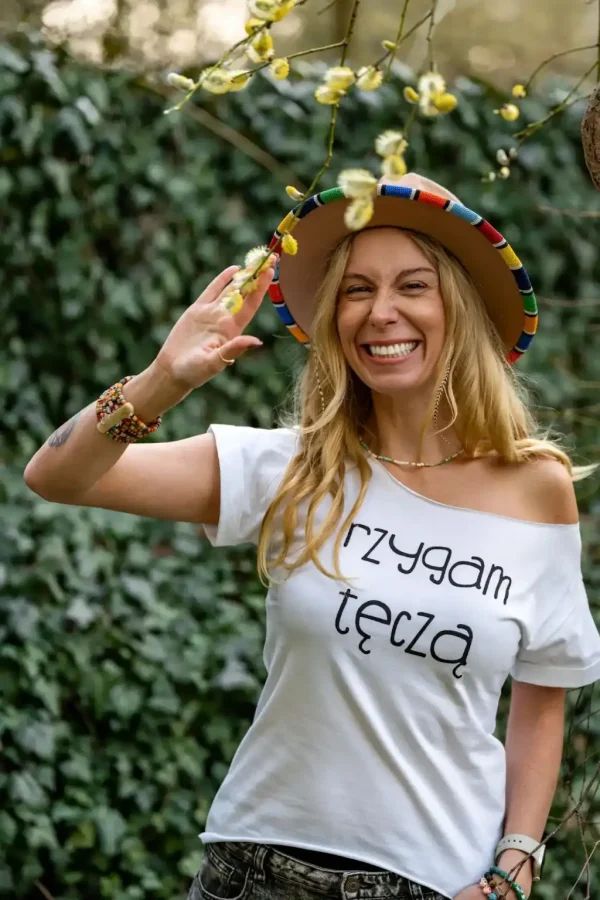 Biały t-shirt oversize Rzygam tęczą 8 lekka biala koszulka