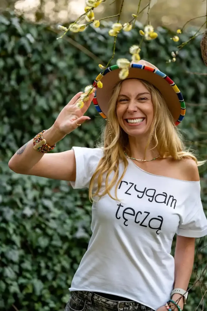 lekka biala koszulka