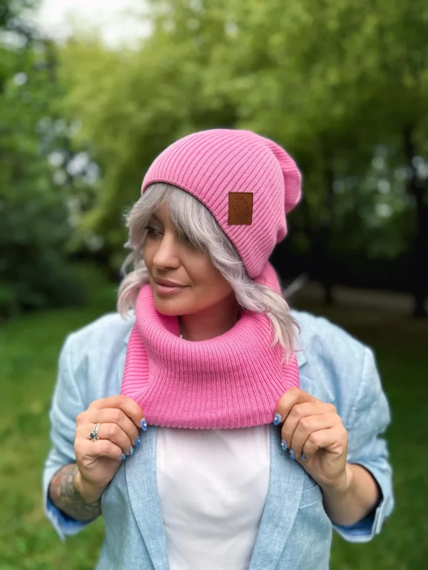 Bawełniana czapka jesienna logo ekoskórka "Różowy" 8 luzna czapka bawelniana scaled 1