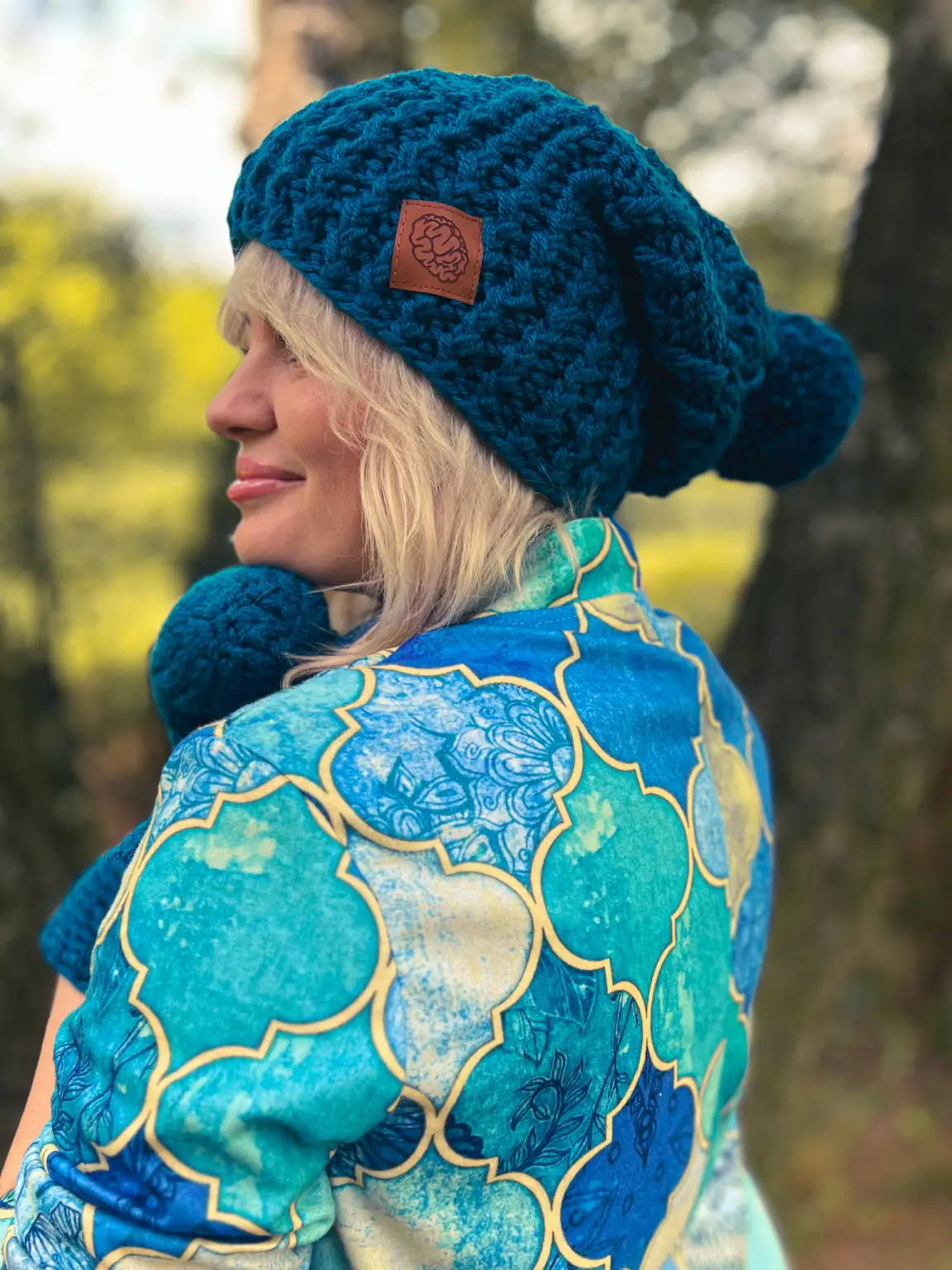 Luźna czapka z pomponem FOLLOW ME ,,Morski" 60 luzna czapka na apres ski