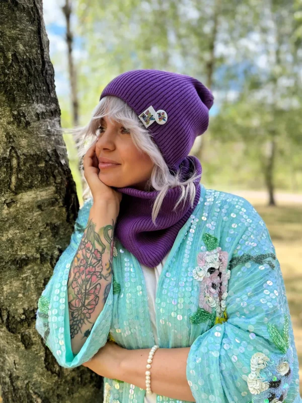 Luźna czapka z bawełny logo kolorowe "Fiolet" 8 luzna czapka na jesien scaled 1