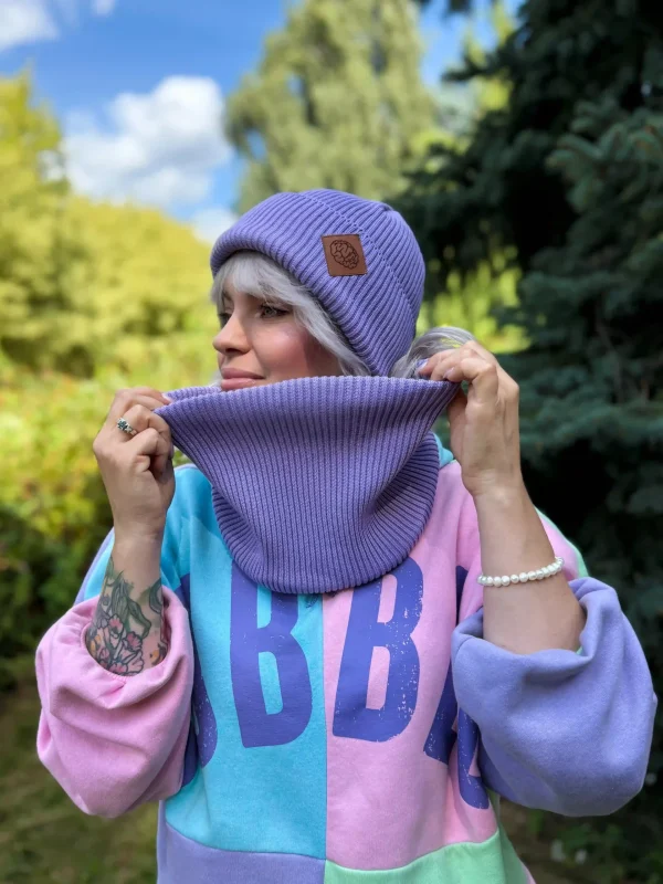 Bawełniana czapka beanie logo ekoskórka "Jasny fiolet" 9 luzna fioletowa czapka na jesien scaled 1