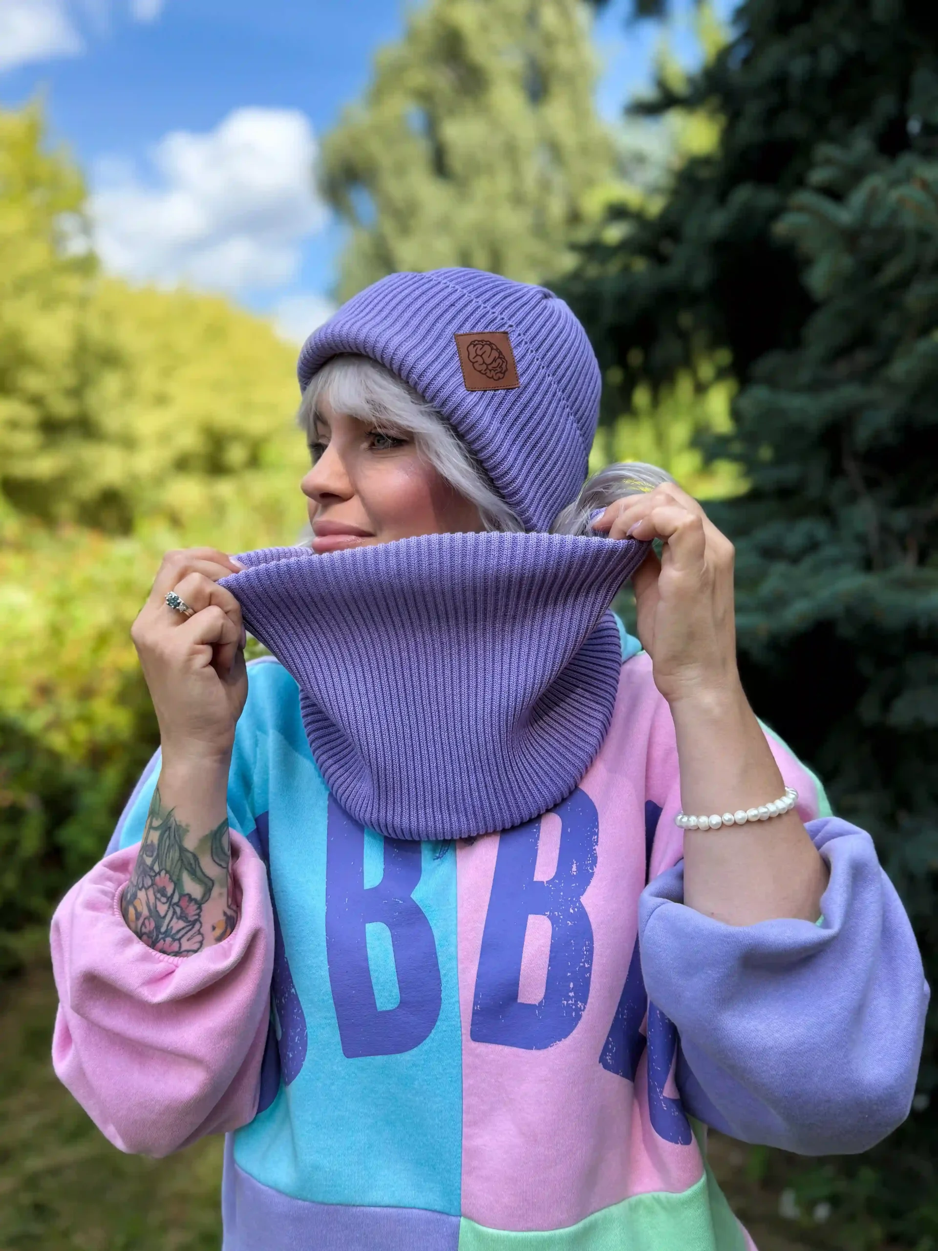 Bawełniana czapka beanie logo ekoskórka "Jasny fiolet" 3 luzna fioletowa czapka na jesien scaled 1
