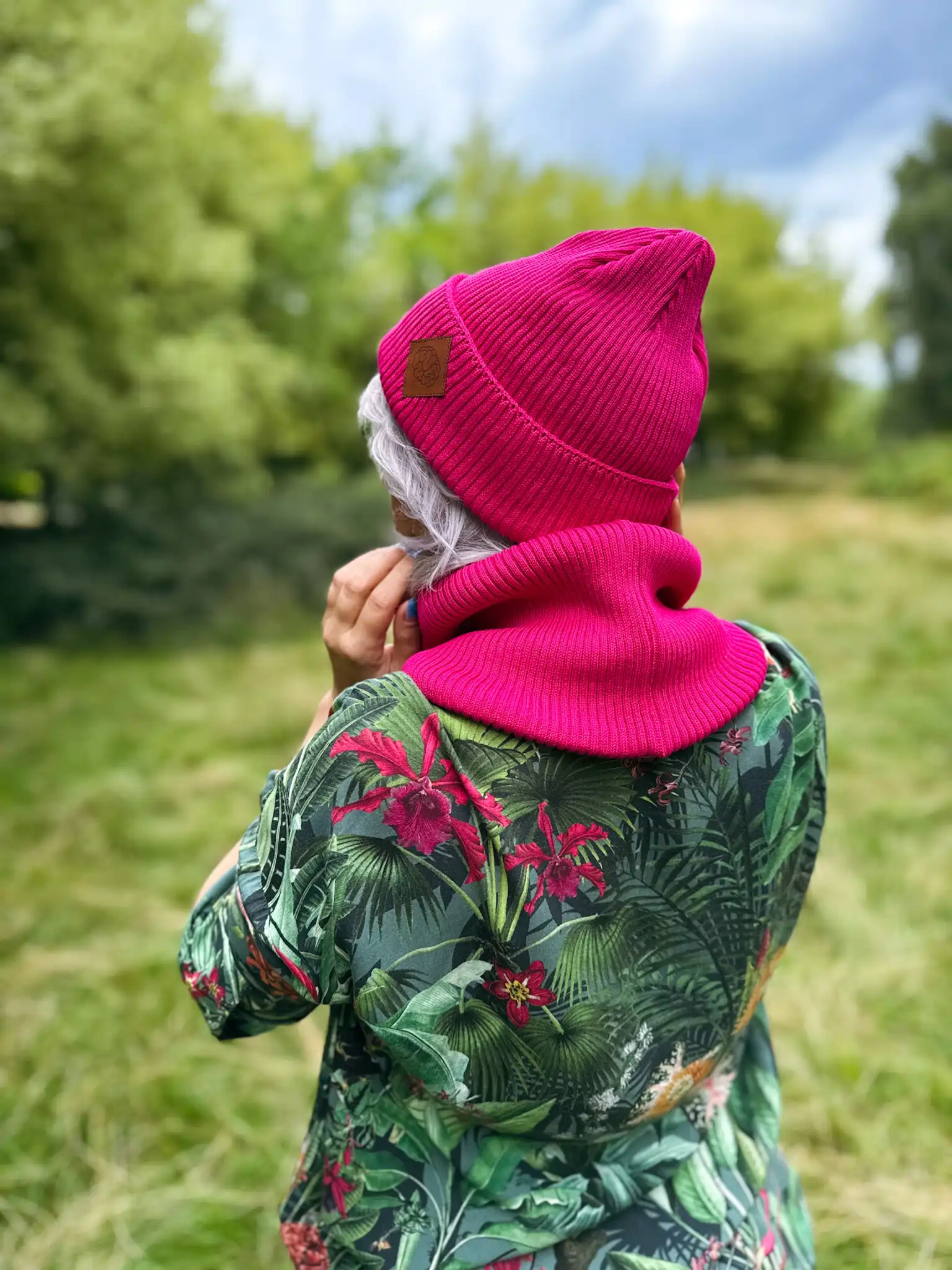 Bawełniana czapka beanie logo ekoskórka "Malina" 43 malinowa czapka beanie