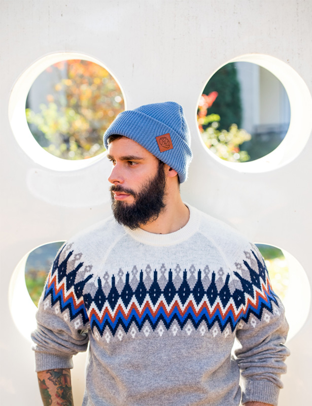 Męska czapka beanie logo ekoskórka "Brudny niebieski" 150 Męska czapka beanie logo ekoskórka "Brudny niebieski" - obrazek 4