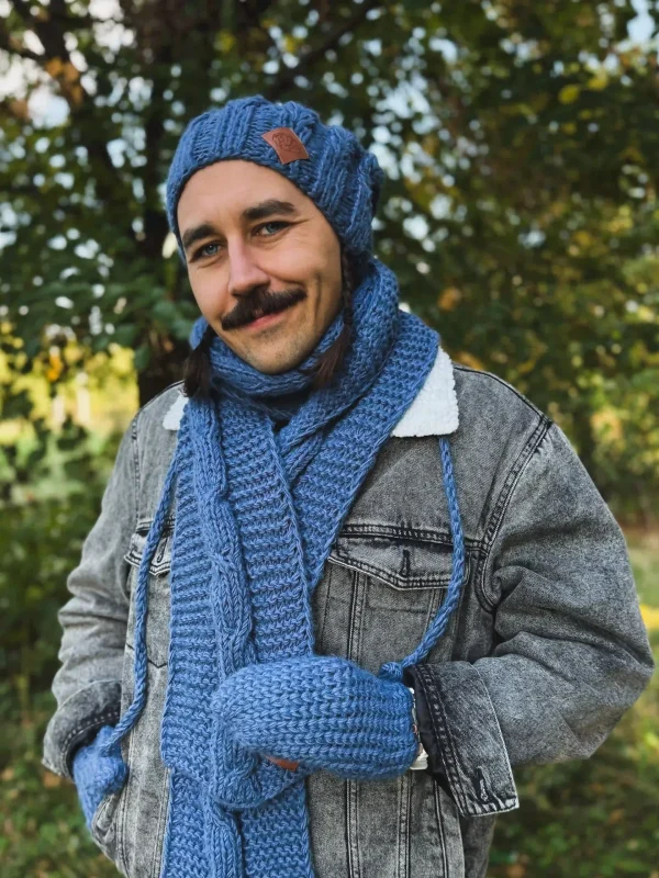 meska czapka merino z pomponem niebieska scaled 1