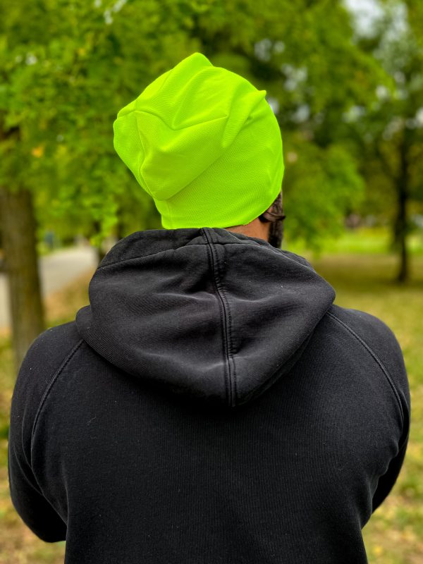 meska czapka neon