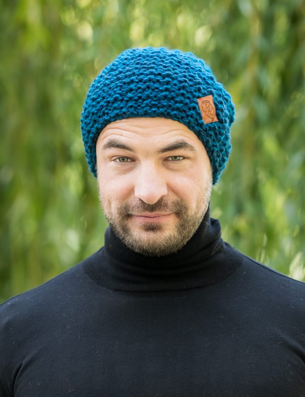 meska czapka robiona na drutach