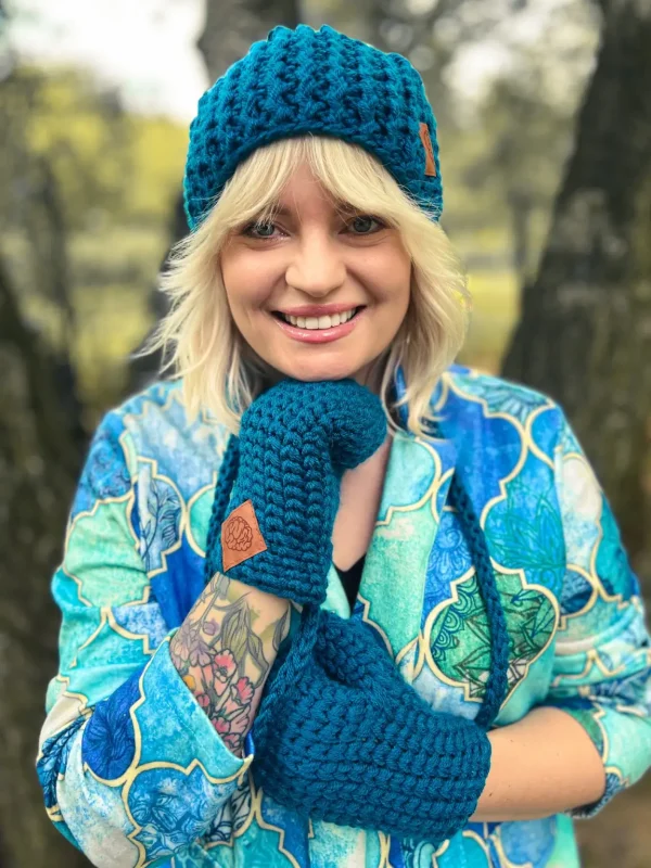 niebieska ciepla czapka na narty