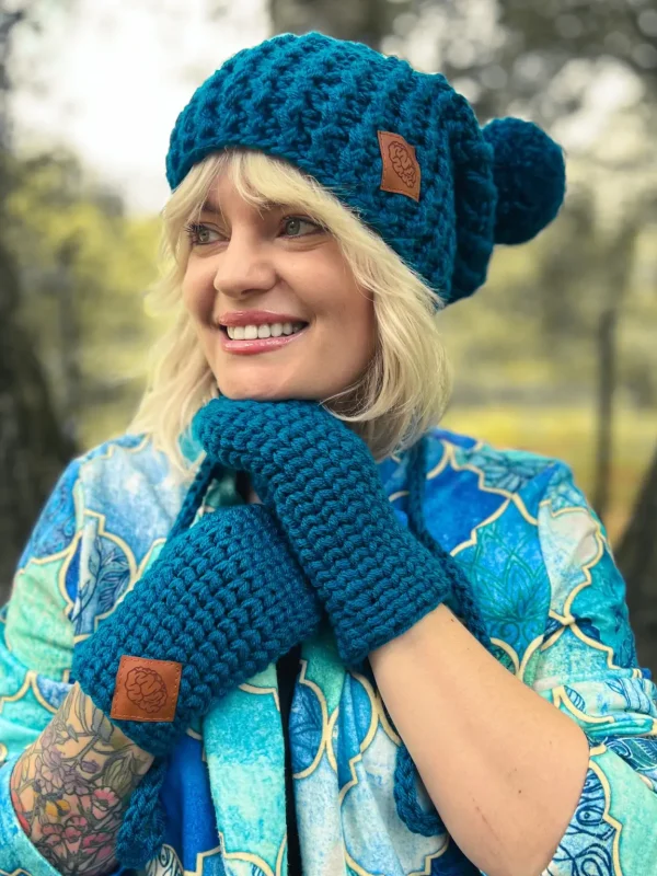 niebieska ciepla czapka na zime