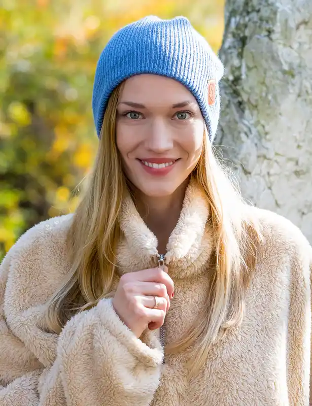 Czapka long logo ekoskórka "Brudny niebieski" 18 niebieska czapka beanie smerfetka brain inside