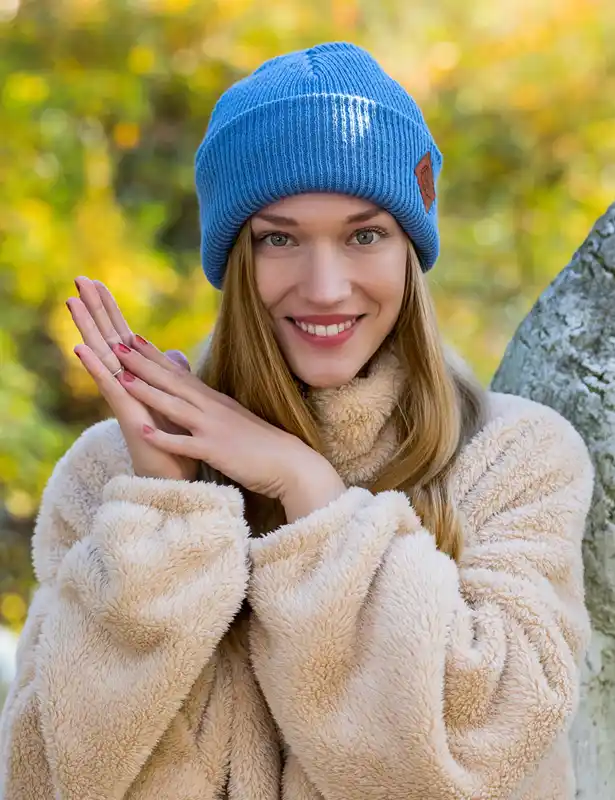Czapka beanie logo ekoskórka "Brudny niebieski" 13 niebieska czapka beanie wywijana brain inside2