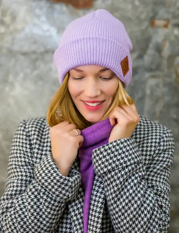 Czapka beanie logo ekoskórka "Jasny fiolet" 99 piekna lawendowa czapka brain inisde fioletowa