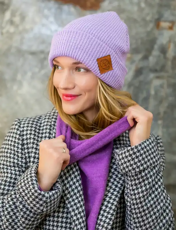 Czapka beanie logo ekoskórka "Jasny fiolet" 98 piekna lawendowa czapka brain inisde
