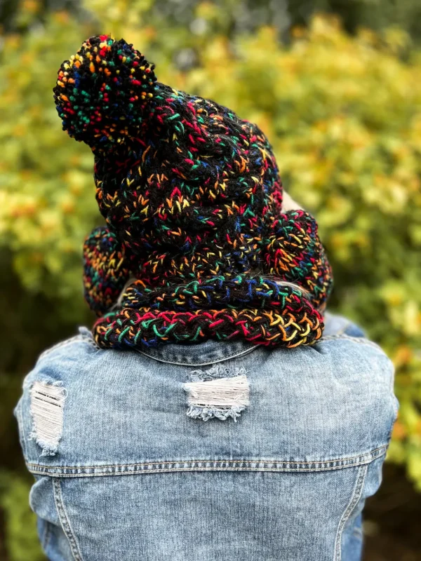 Krótka czapka zimowa HAPPY ,,Czarne czerwienie" 10 pompon merino
