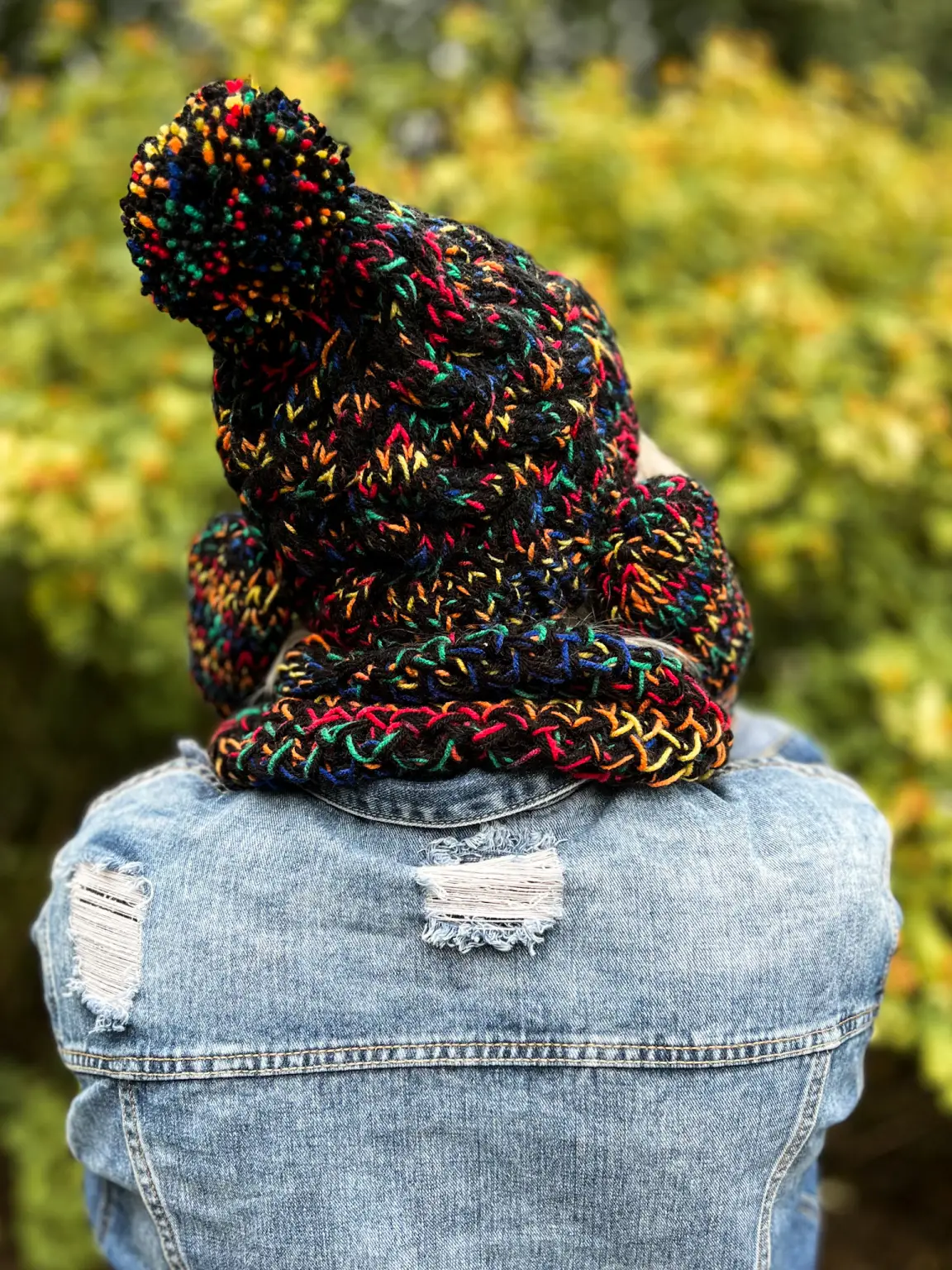 Krótka czapka zimowa HAPPY ,,Czarne czerwienie" 41 pompon merino
