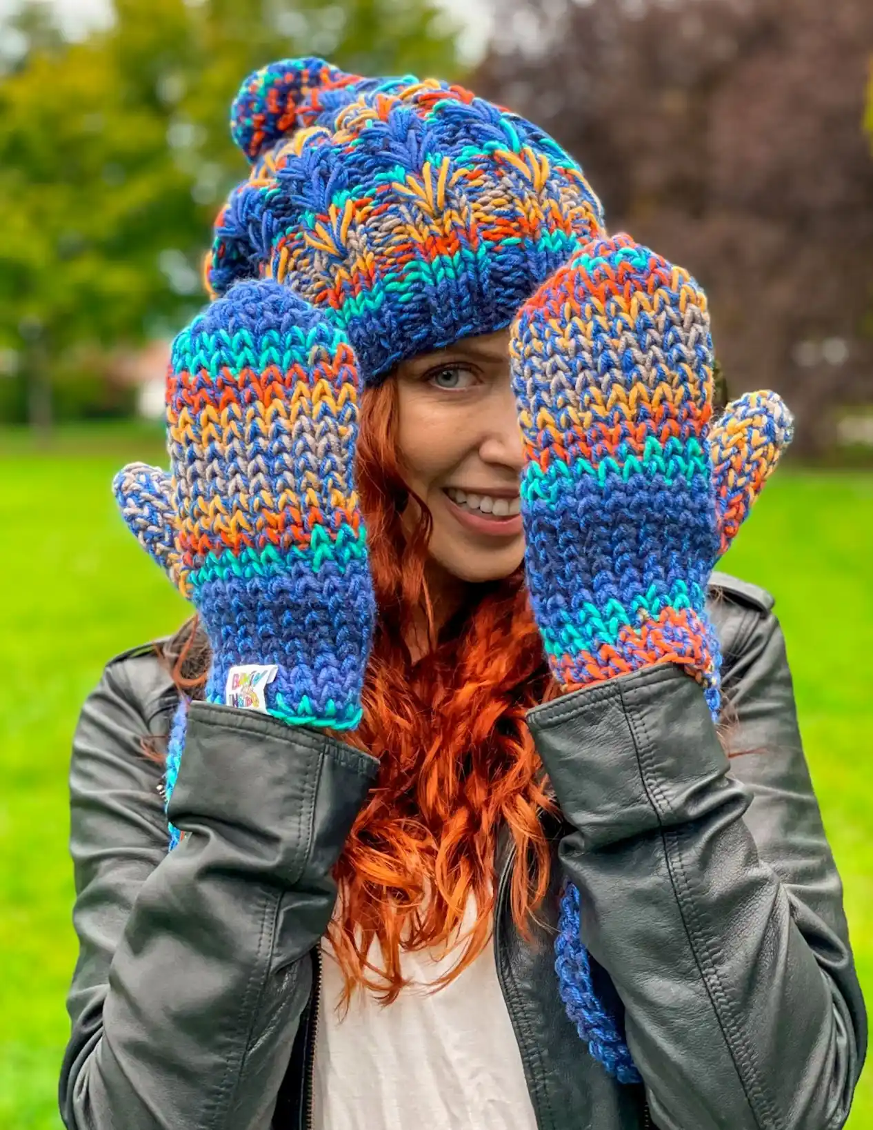 Rękawiczki handmade ze sznureczkiem ,,Górski potok" 175 rekawiczki na drutach z jednym palcem 3