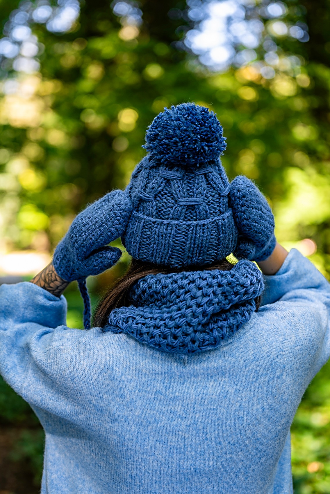 Czapka MERINO Euforia "Ciemny niebieski" 43 rekawiczki na sznurku merino