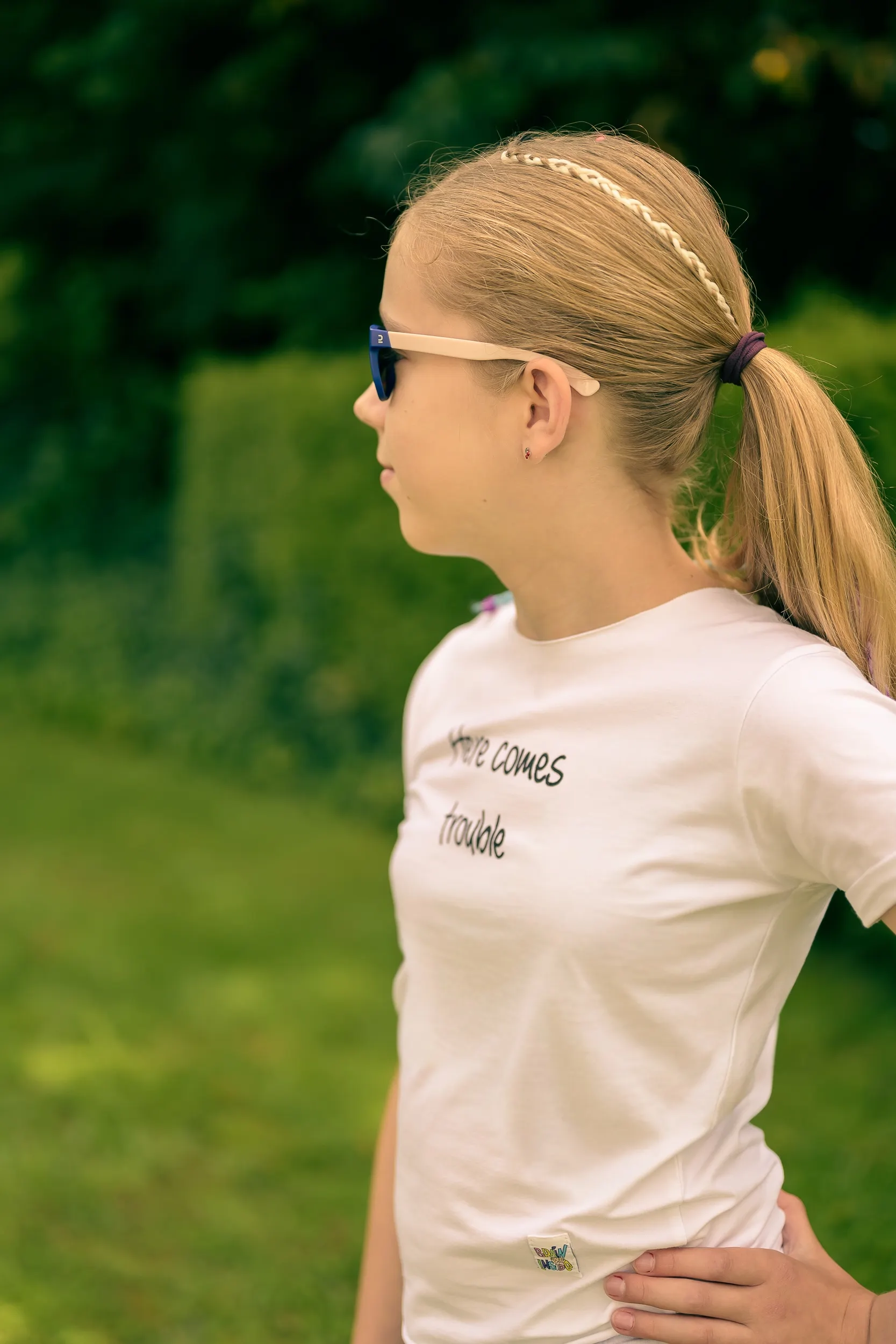 T-shirt dla dziecka z napisem Here comes trouble 71 smieszne koszulki dla dzieci z napisami