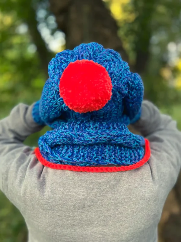 Kolorowa zimowa czapka ENDORFINA "Niebieskości" 12 super pompon