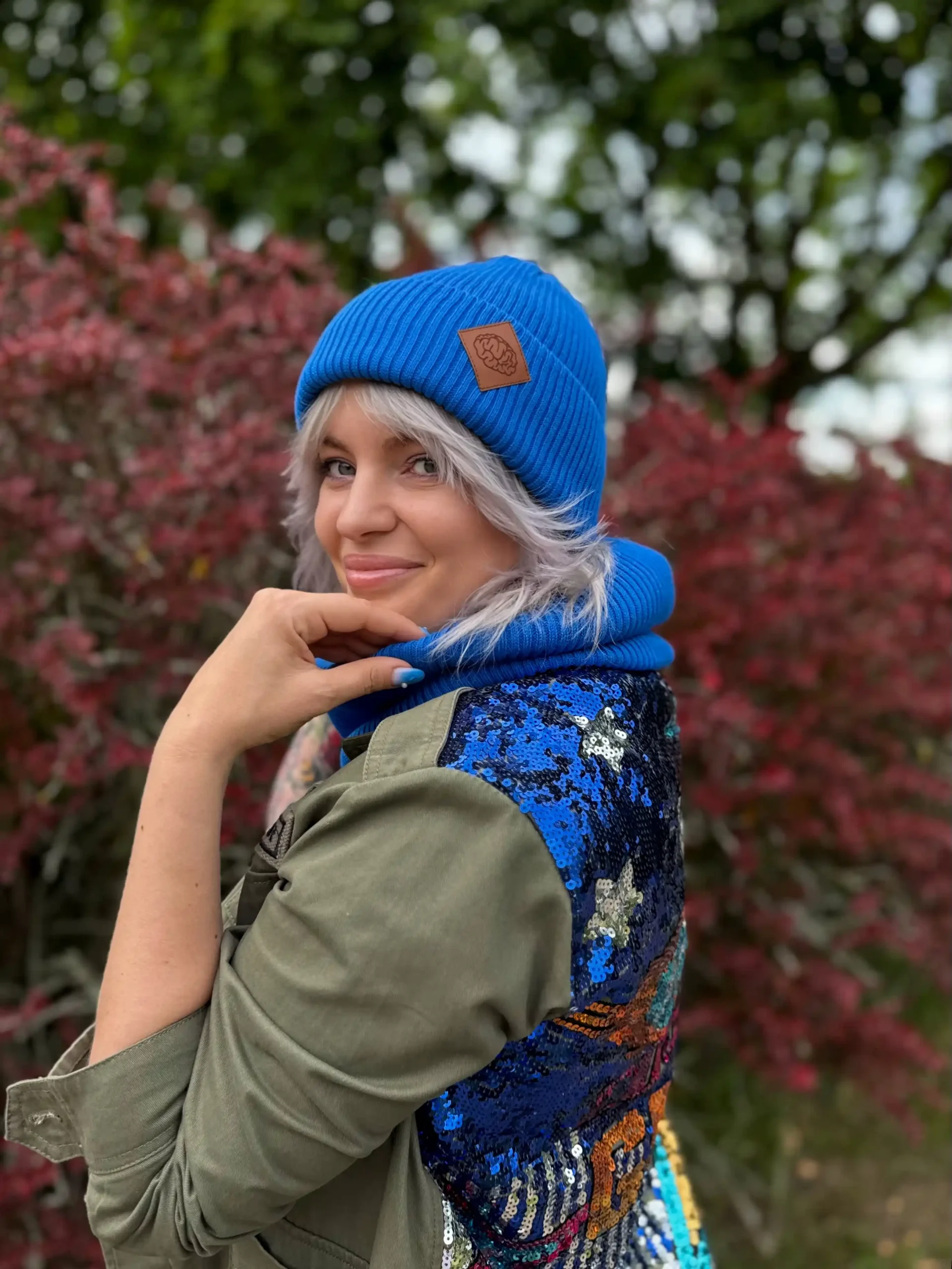 Bawełniana czapka beanie logo ekoskórka "Niebieski Kobalt" 32 szal na jesien scaled 1