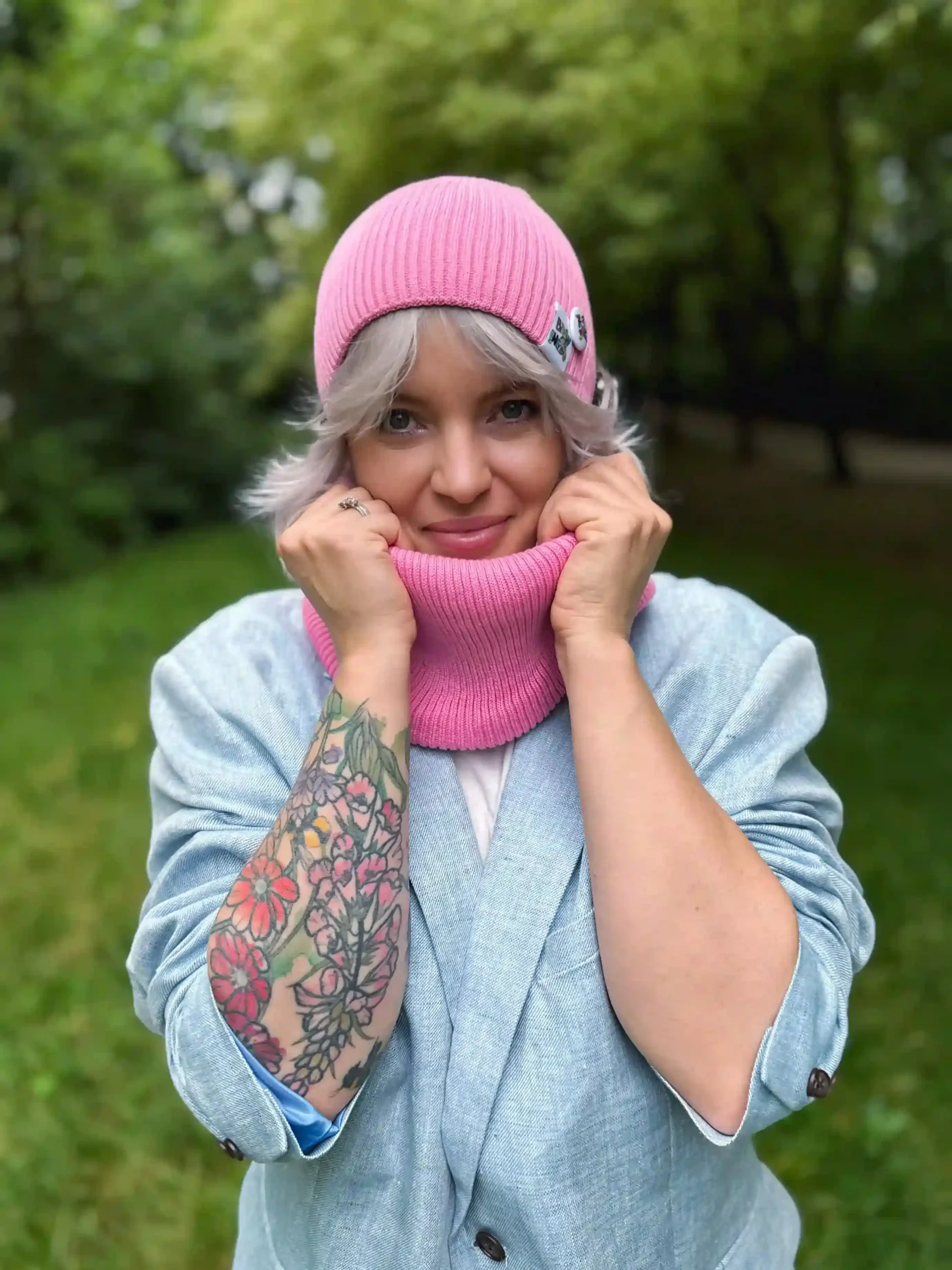 Luźna czapka z bawełny logo kolorowe "Różowy" 33 szal z baweny scaled 1