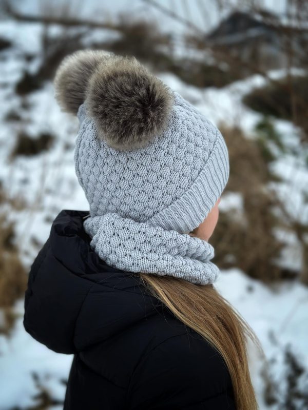 szara czapka dwa pompony